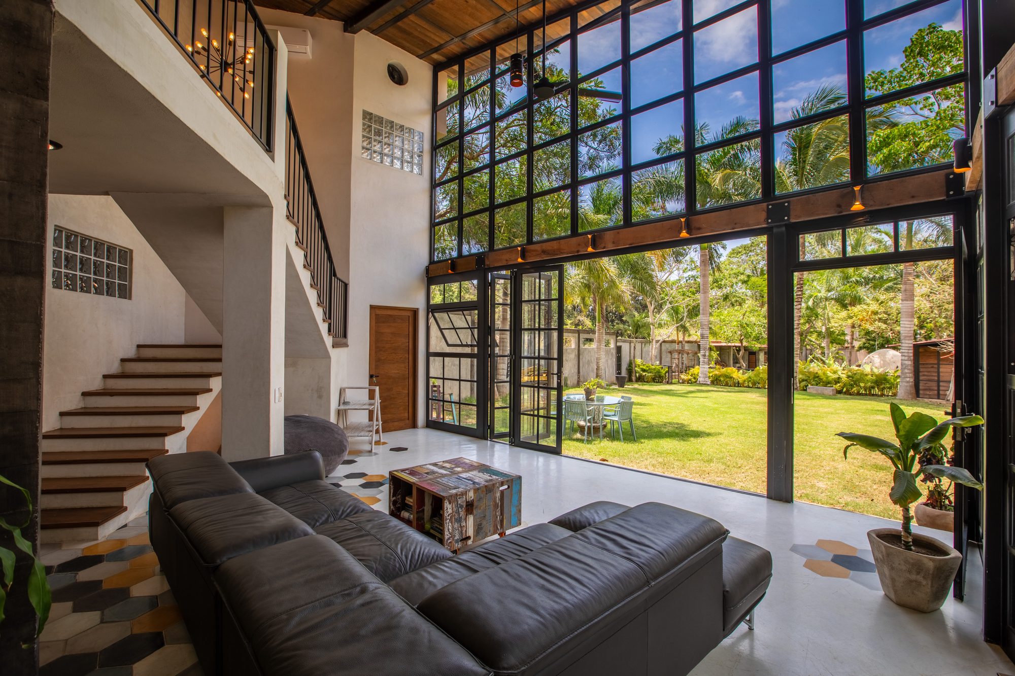 Casona open to garden