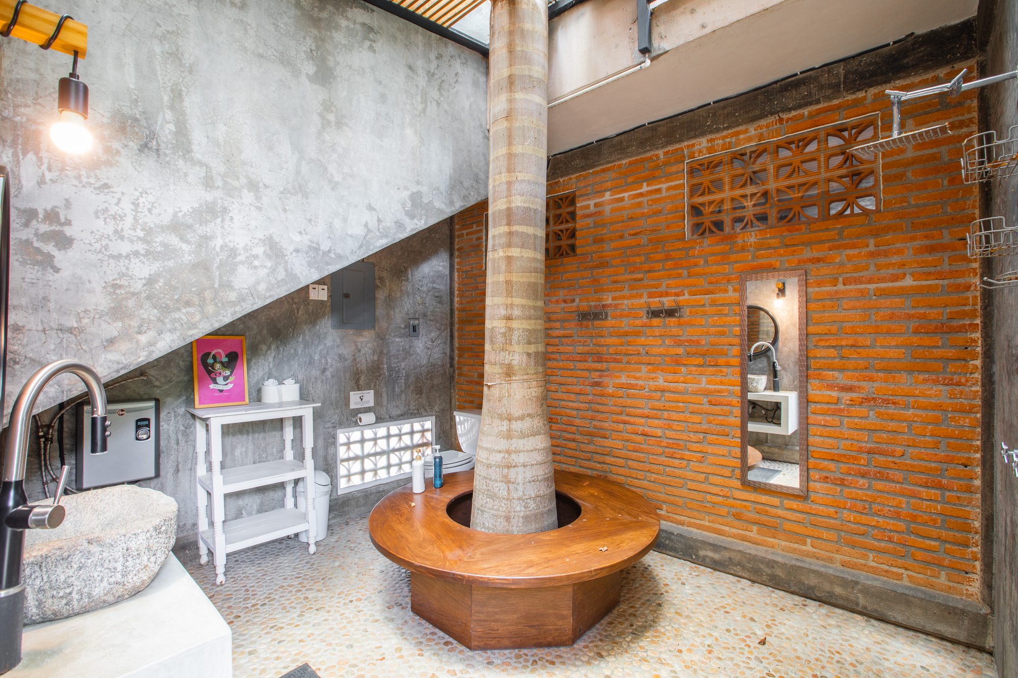 Villa tree bathroom